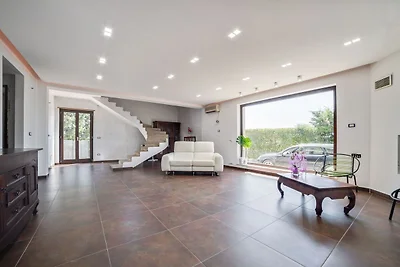 Moderna villa a Nissoria con piscina
