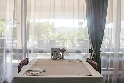 Hotel Issa - Twin Room Park View