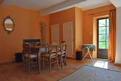 Ampia casa vacanze con piscina a Le Var