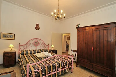 Villa rustica circondata da campi di girasoli