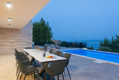 Luxuriöse Villa mit Meerblick und Whirlpool