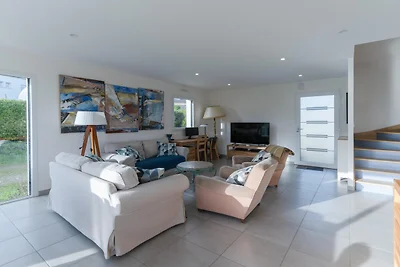 Nieuw huis met zwembad vlakbij het strand.