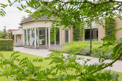 Modernes Chalet am Teich in einem Ferienpark