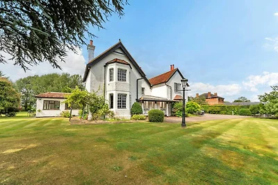 Pet-Friendly Holiday Home with Scenic Views, ...