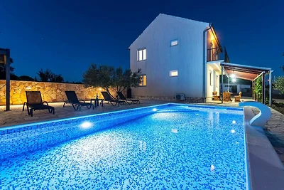 Villa mit Pool im ruhigen Tinj