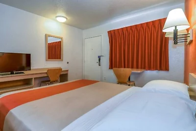 1 Queensize-Bett | Minikühlschrank