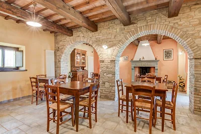 Elegante Casa Vacanze a Urbania con Giardino