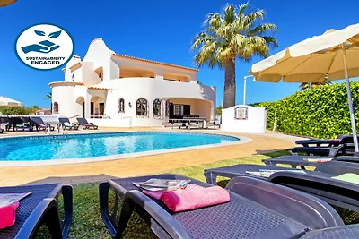 Villa vicino alla spiaggia del mare per 17...
