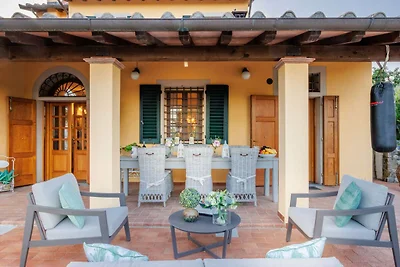 Villa nabij Lucca met wijngaardzicht