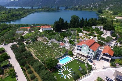 Accogliente villa a Ploče con piscina in...