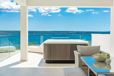 Villa mit Infinity-Pool in Maslenica