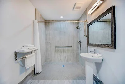 2 Queensize-Betten | ADA-konform | Dusche |...