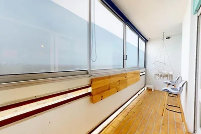 Der blaue Delphin mit Blick auf das Meer