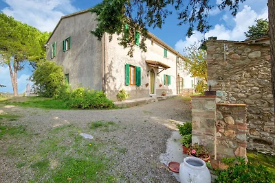 Ruhiges Ferienhaus in Chianni mit Garten