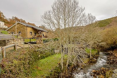 Stenen vakantiehuis in natuurlijke omgeving