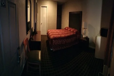 Queensize-Bett | Rauchen | Portland, Oregon