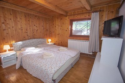 Großes Haus in der Nähe eines Sees, umgeben v...