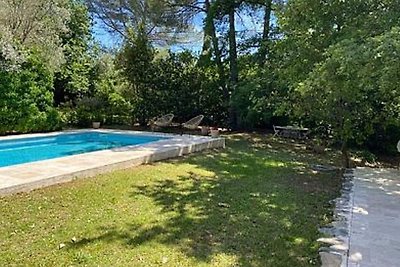 Villa mit Swimmingpool und schattigem Park