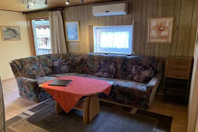 Houten vakantiehuis met wintertuin