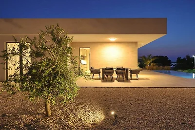 Villa in Tkon mit Schwimmbecken