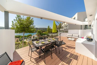 Villa am Wasser mit Panoramablick