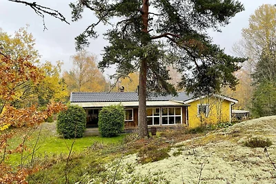 Gemütlicher Rückzugsort im Wald mit Whirlpool