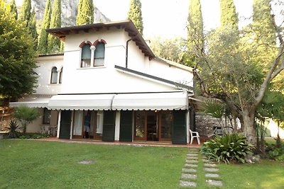 Villa moderna a Garda con piscina privata