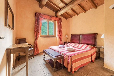 Attraente casa vacanze a Ficulle con sauna
