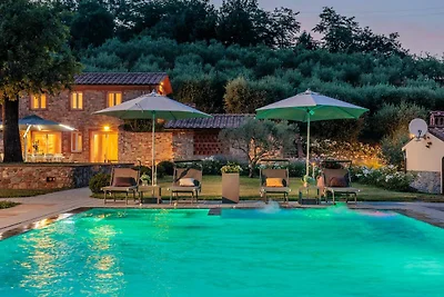 Casale a Lucca con piscina a sfioro