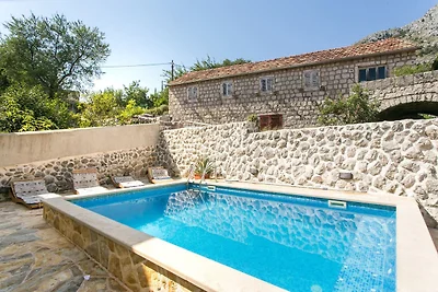 Villa tradizionale con piscina a Gruda