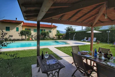 Spazioso Agriturismo con Piscina