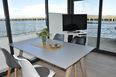 Hausboot im Hafen in Ribnitz-Damgarten