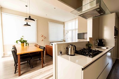 Modernes Ferienhaus mit Spülmaschine.