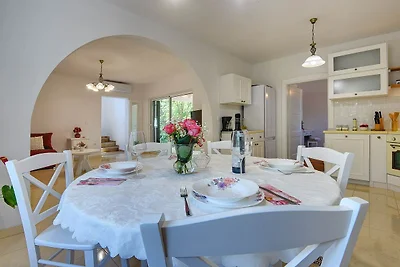 Bella villa con piscina e giardino recintato