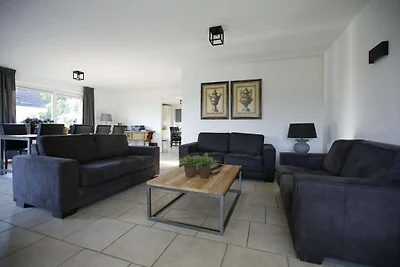 Villa moderna a Zeewolde vicino alla foresta