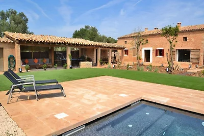 Haus in Llubi mit Pool und Garten