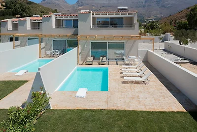 Villa in Damnoni met zwembad bij strand