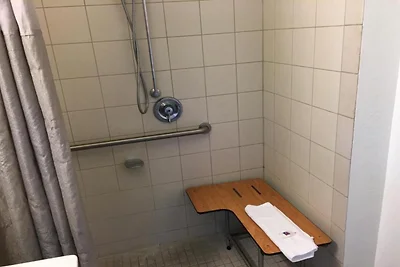 Łóżko typu queen-size zgodne z normami ADA | ...