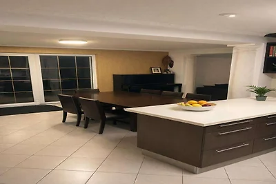 Luxuriöse Gartenvilla, 50 m vom Strand...