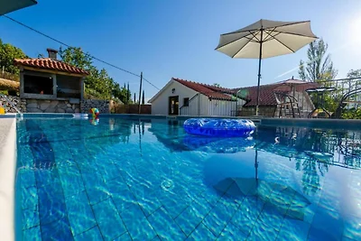 Villa rústica en Gruda con piscina privada