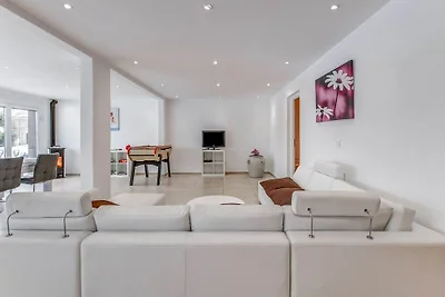 Schצnes Ferienhaus in La Chaux mit Whirlpool
