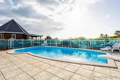 Geräumige Villa in Guadeloupe mit Außenpool