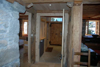 Traditionelles Chalet mit Bergblick