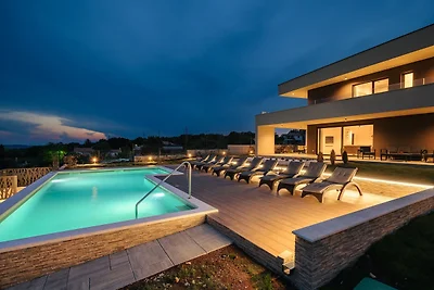 Luxuriöse Villa mit Pool in Sveti Bartul