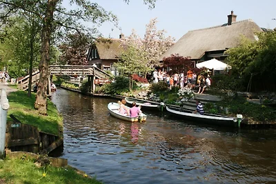 Huisje aan het meer met boot