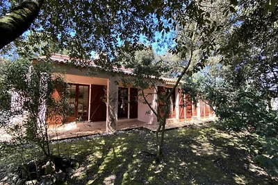 Villa mit Garten und Terrasse