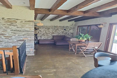Maison en pierre avec piscine et jardin