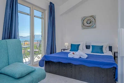 Seaside Getaway Holiday Home with Patio Slati...