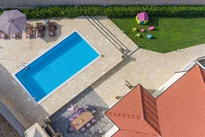 Katarina mit Pool & traumhaftem Blick