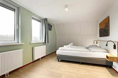 Haus mit Schwimmbad und Sauna, am Wasser...